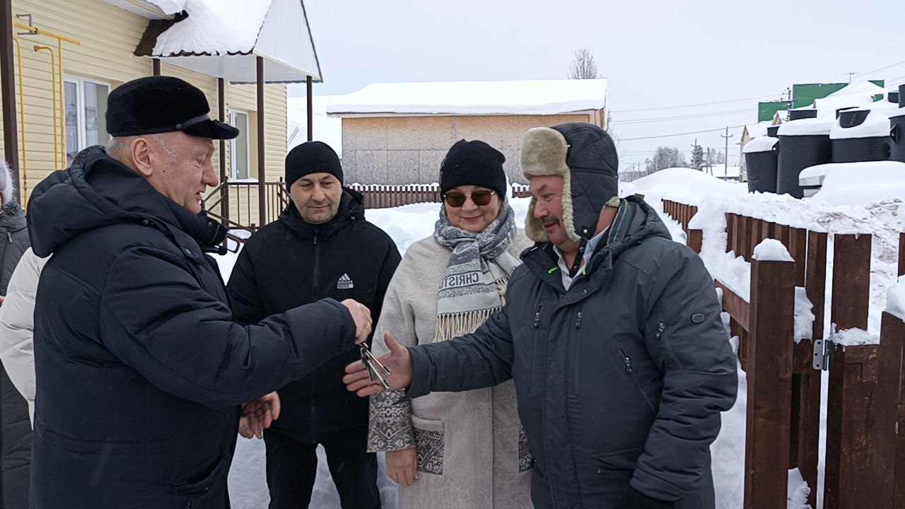 СЕРГЕЙ МАНЕНКОВ ВРУЧИЛ КЛЮЧИ ОТ НОВЫХ КВАРТИР | 06.02.2024 | Белоярский -  БезФормата