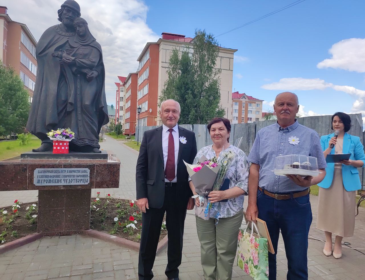 ГЛАВА БЕЛОЯРСКОГО РАЙОНА ПРИНЯЛ УЧАСТИЕ В ПРАЗДНИЧНОМ МЕРОПРИЯТИИ КО ДНЮ  СЕМЬИ, ЛЮБВИ И ВЕРНОСТИ | 08.07.2023 | Белоярский - БезФормата