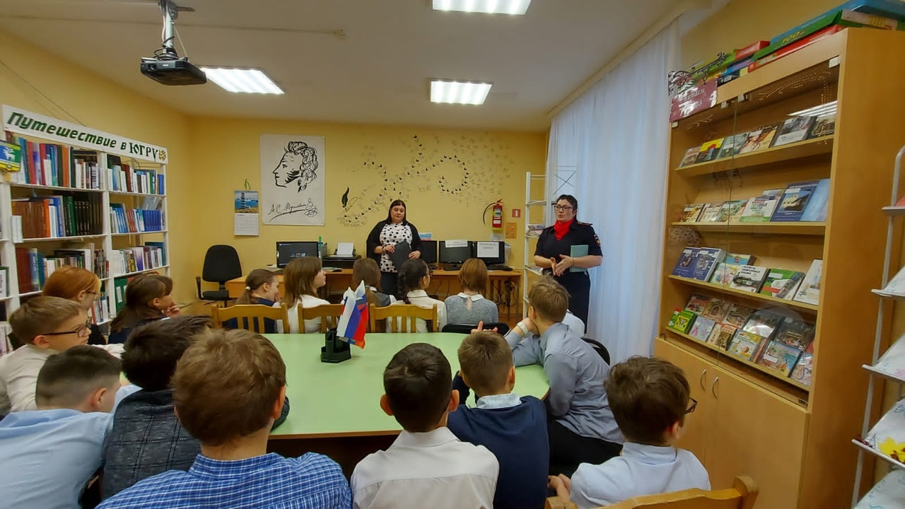 Школьники и полицейские в Белоярском почтили память сотрудников, погибших при исполнении служебных обязанностей