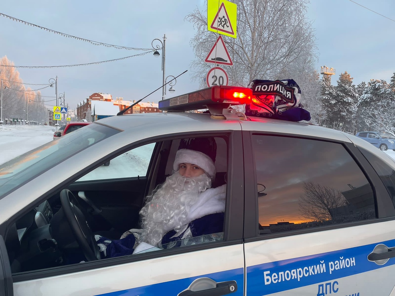 Полицейский Дед Мороз в Белоярском поздравил автолюбителей