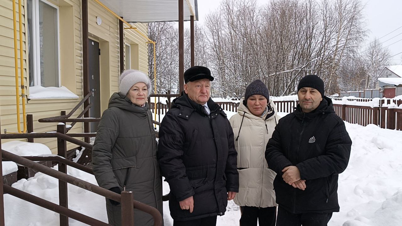 СЕРГЕЙ МАНЕНКОВ ВРУЧИЛ КЛЮЧИ ОТ НОВЫХ КВАРТИР | 06.02.2024 | Белоярский -  БезФормата