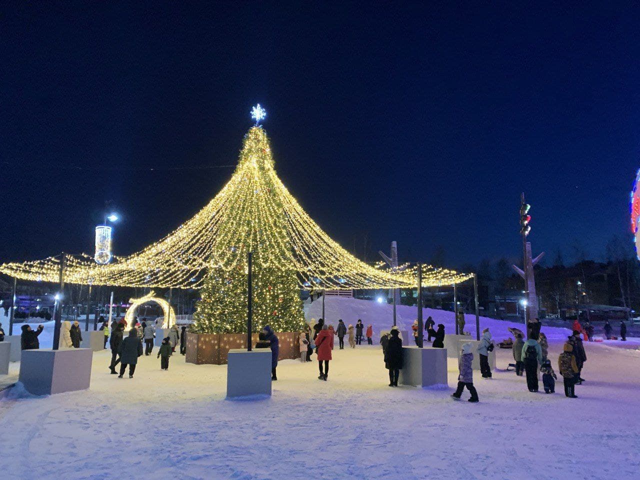 В БЕЛОЯРСКОМ ЗАЖГЛИ ГЛАВНУЮ НОВОГОДНЮЮ ЕЛКУ | 23.12.2021 | Белоярский -  БезФормата