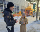 Госавтоинспекторы проводят беседы с гражданами по профилактике мошенничеств во время патрулирования