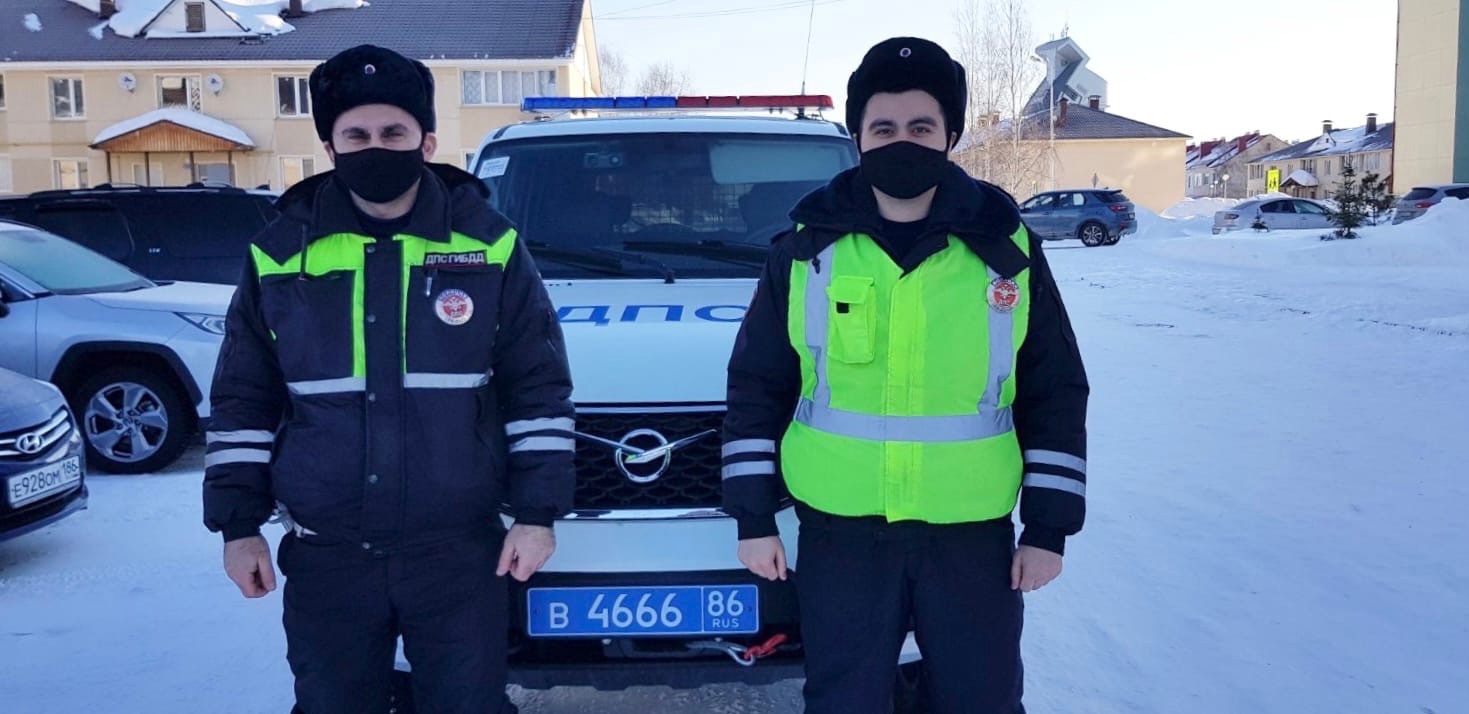 Полицейские Белоярского оказали помощь пенсионерке