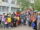 Полицейские Белоярского и общественники поздравили детей, прокатившись на «Автобусе радости»
