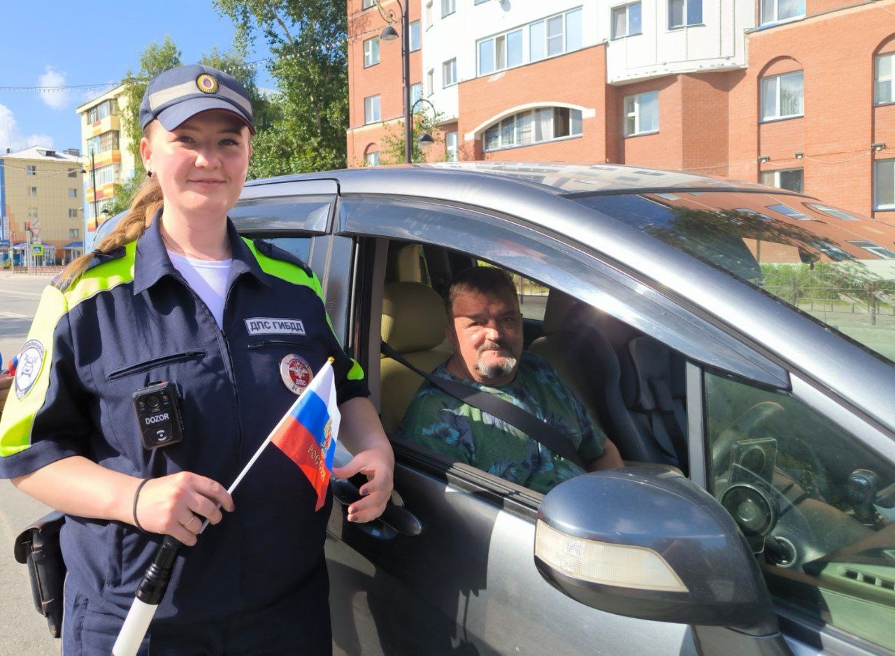 22 августа 2025 Полицейские Белоярского поздравили горожан с Днем флага