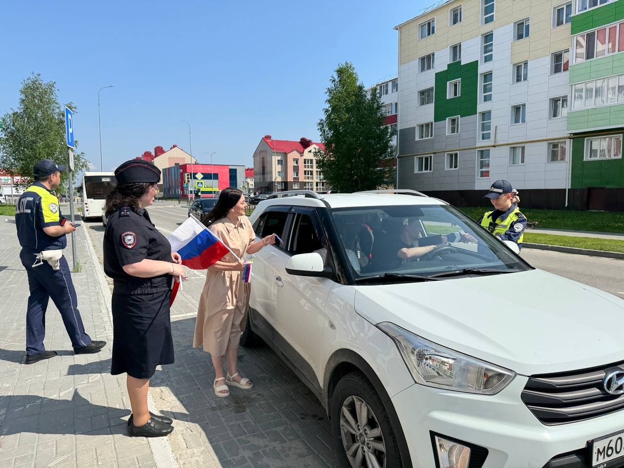 11 июня 2025 Общественники и полицейские Белоярского поздравили горожан с наступающим Днем России