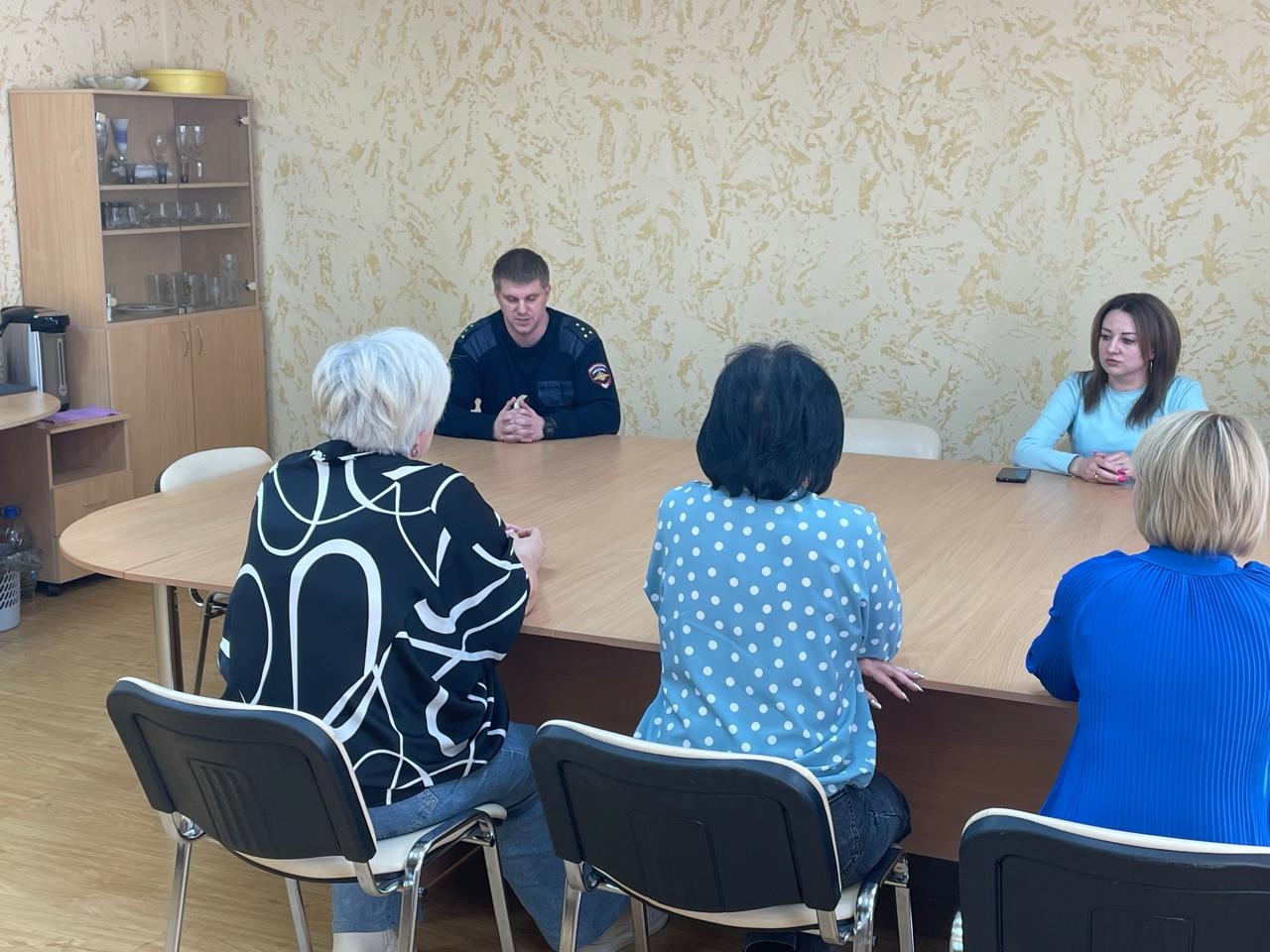  Полицейские Белоярского проводят встречи по профилактике IT-преступлений с жителями трассовых поселков