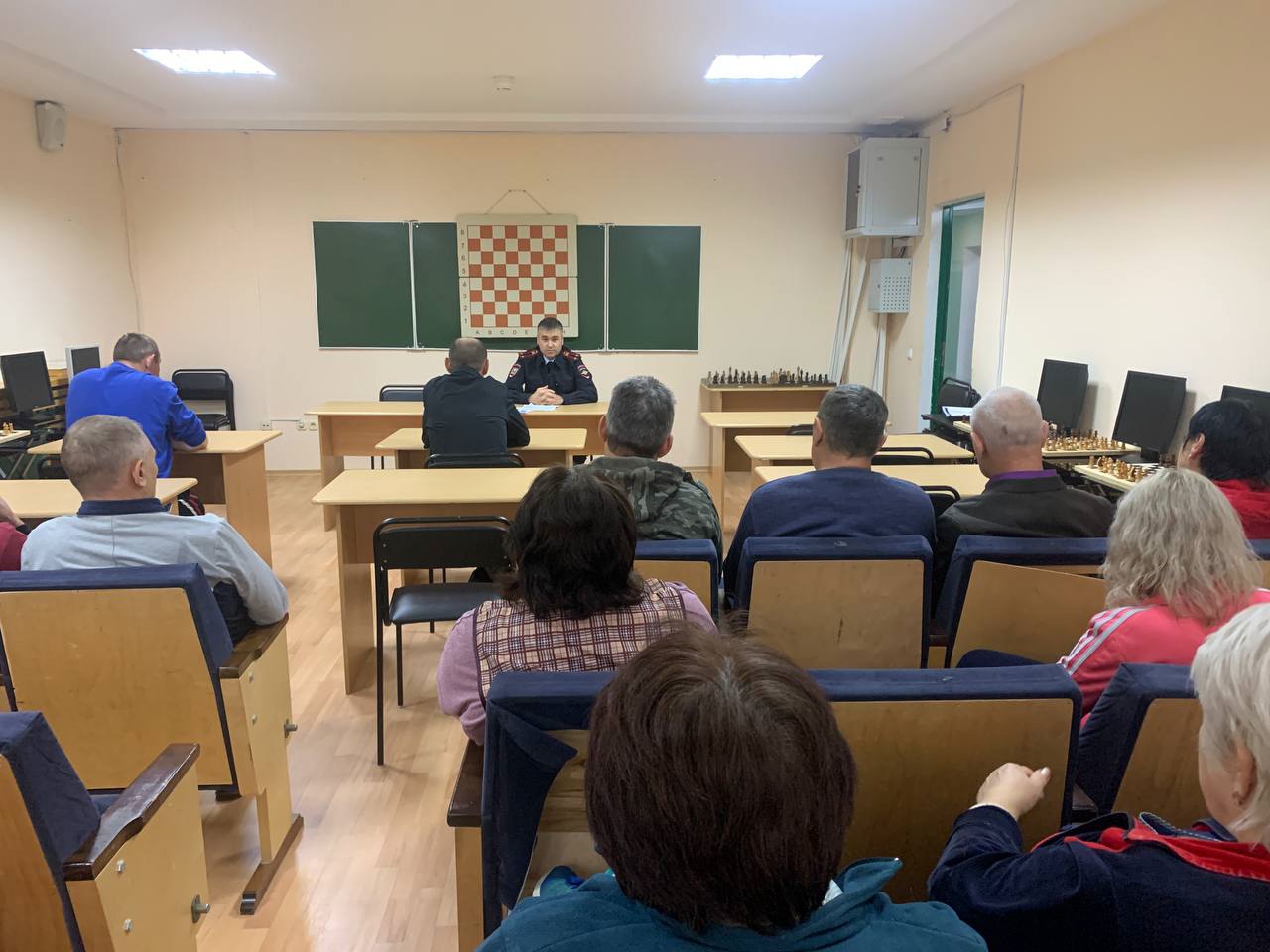 Полицейские Белоярского разъяснили способы защиты от мошенников работникам Дворца спорта