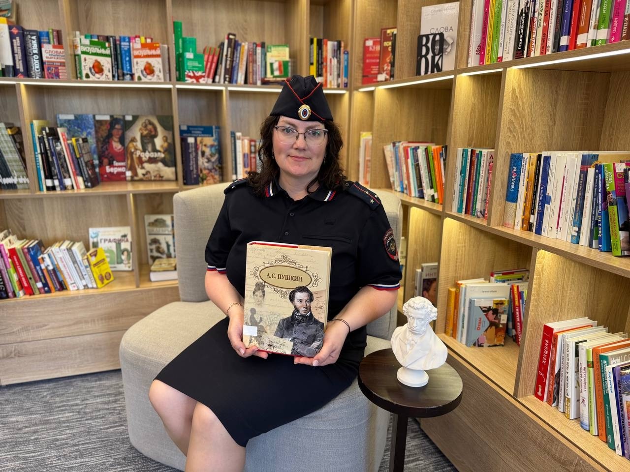 06 июня 2025 При поддержке членов Общественного совета при ОМВД России по Белоярскому району полицейские присоединились к флешмобу #ЧитаемПушкина