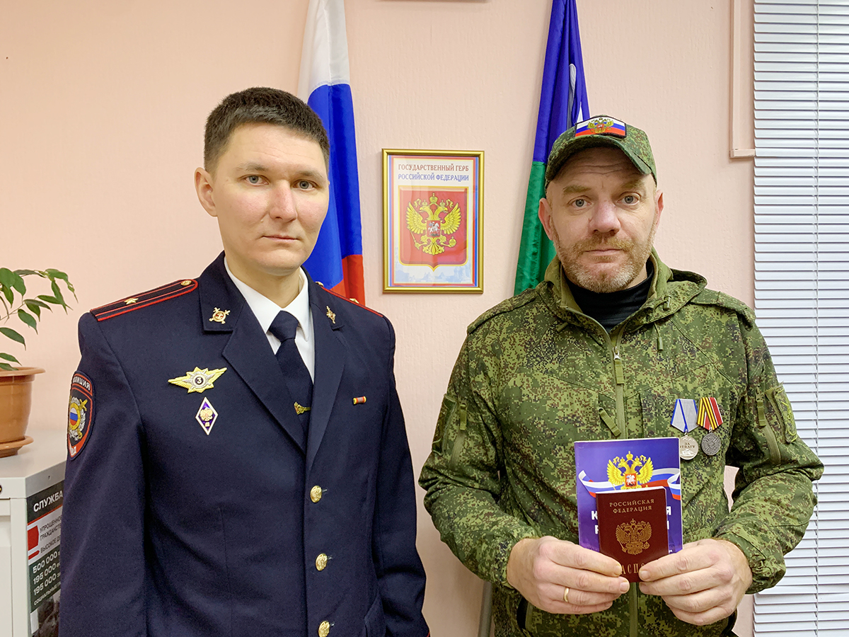 В Белоярском участнику СВО торжественно вручили паспорт гражданина Российской Федерации