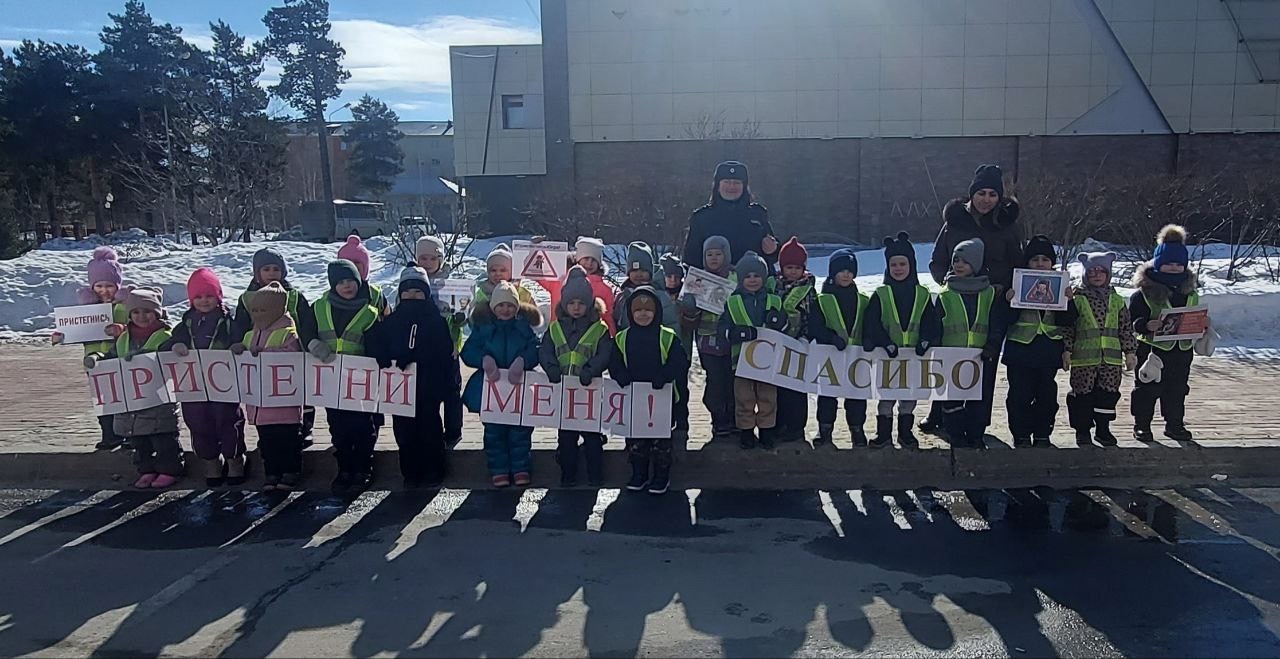 В Белоярском инспекторы Госавтоинспекции совместно с воспитанниками детского сада провели профилактическую акцию «Пристегни меня!»