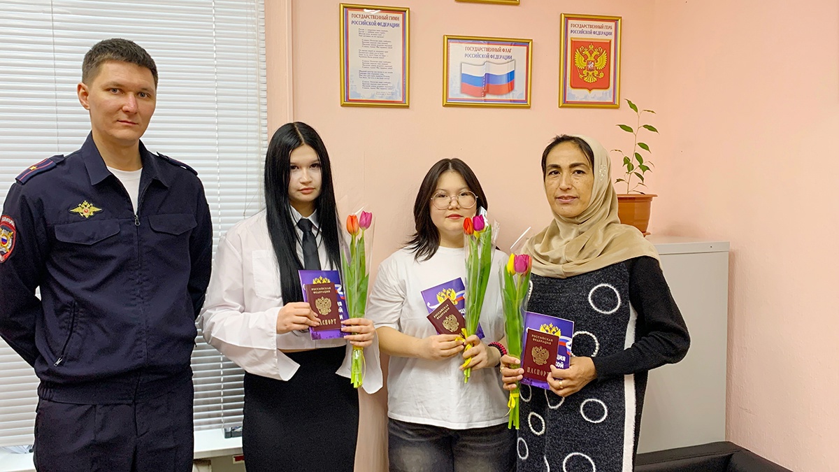 В канун 8 марта в отделении по вопросам миграции в Белоярском вместе с паспортами женщинам вручали цветы