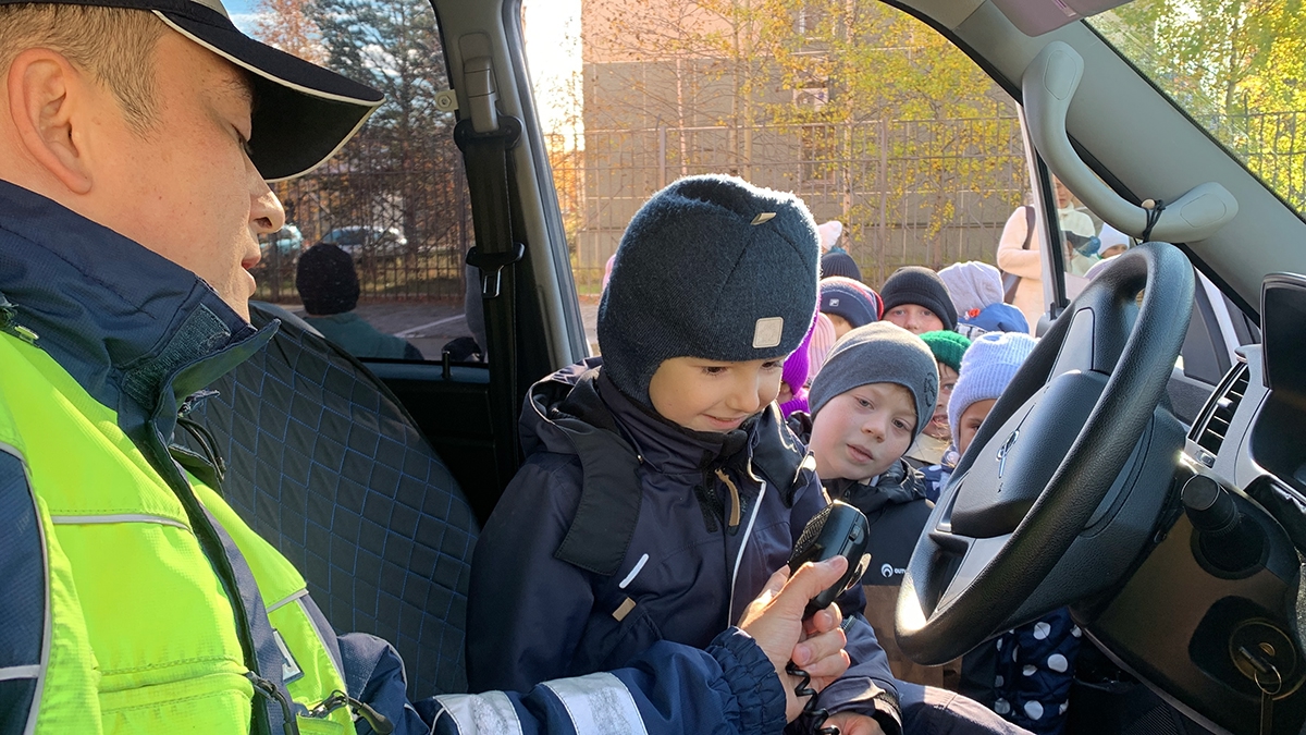 Полицейские Белоярского пригласили на экскурсию второклассников школы № 4