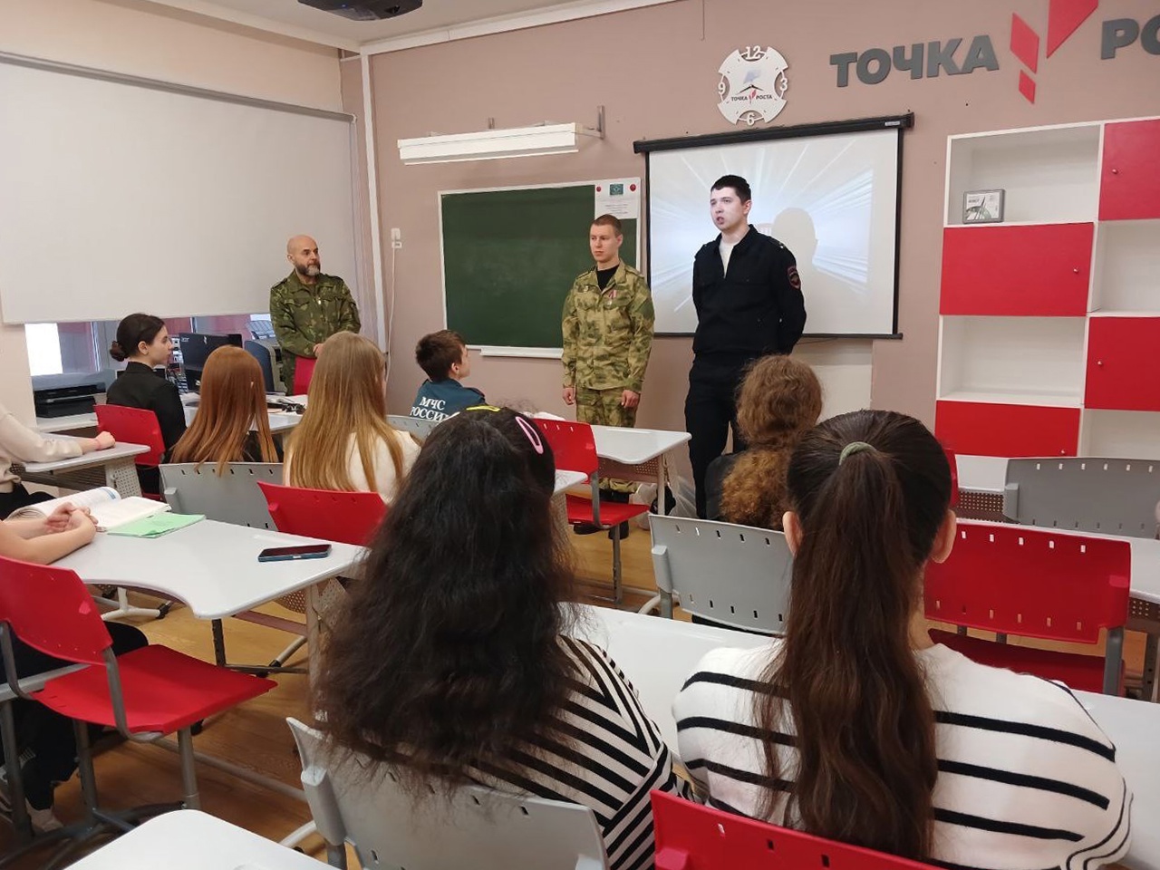 27 января 2025 Совместно с общественниками полицейские Белоярского провели акцию «Один день с инспектором ПДН»