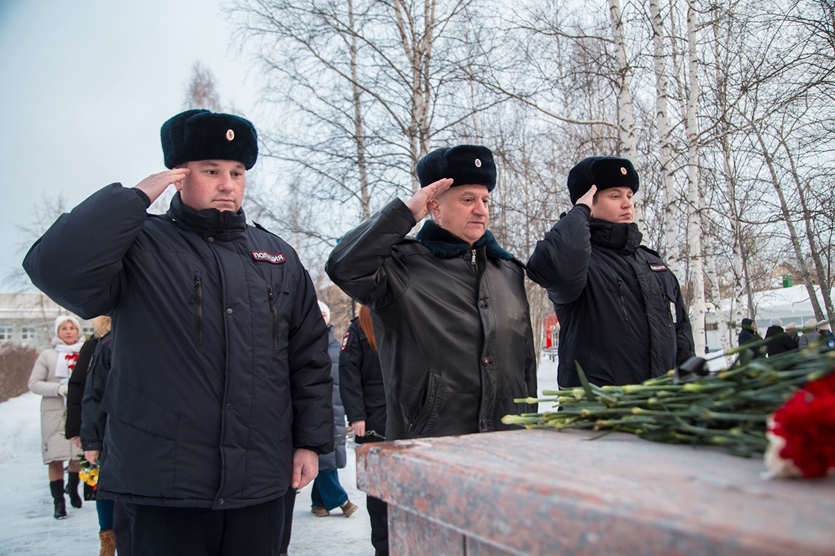 03 декабря 2024 В День неизвестного солдата в Белоярском полицейские и общественники приняли участие в церемонии возложения цветов к «Вечному огню»