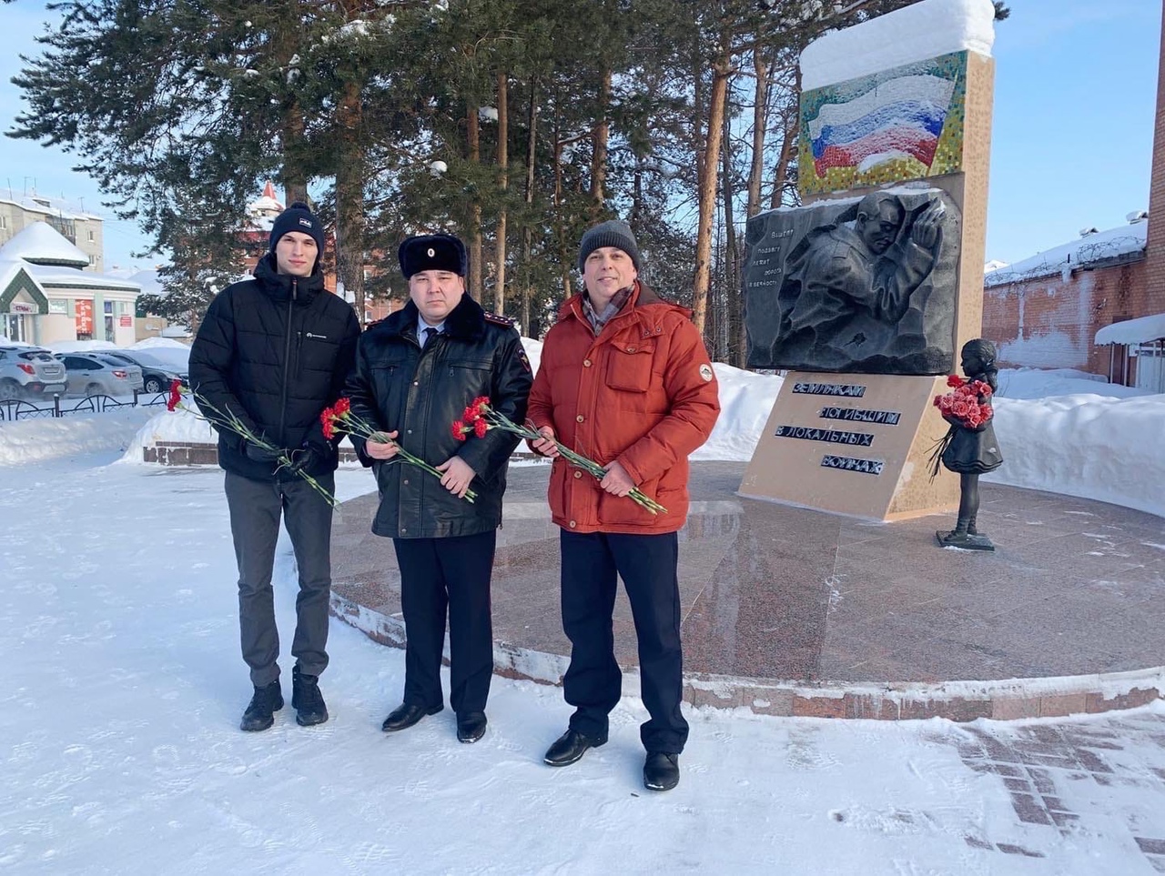 В честь Дня вывода войск из Афганистана в Белоярском возложили цветы к мемориалам