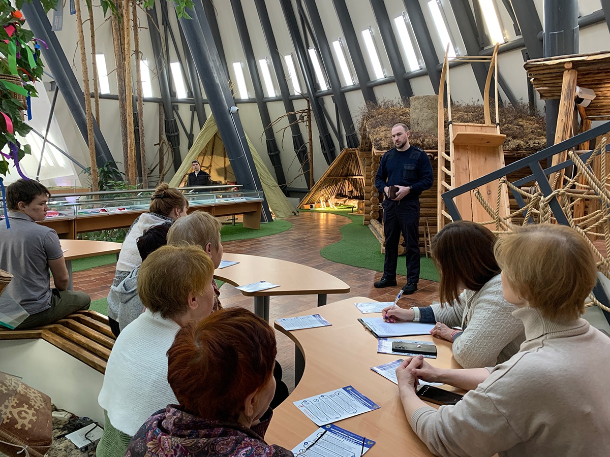 Полицейские Белоярского проводят профилактику IT-преступлений с работниками культуры